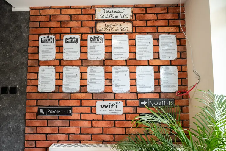 Ściana informacyjna z oznaczeniem pokoi 1-10 i 11-16