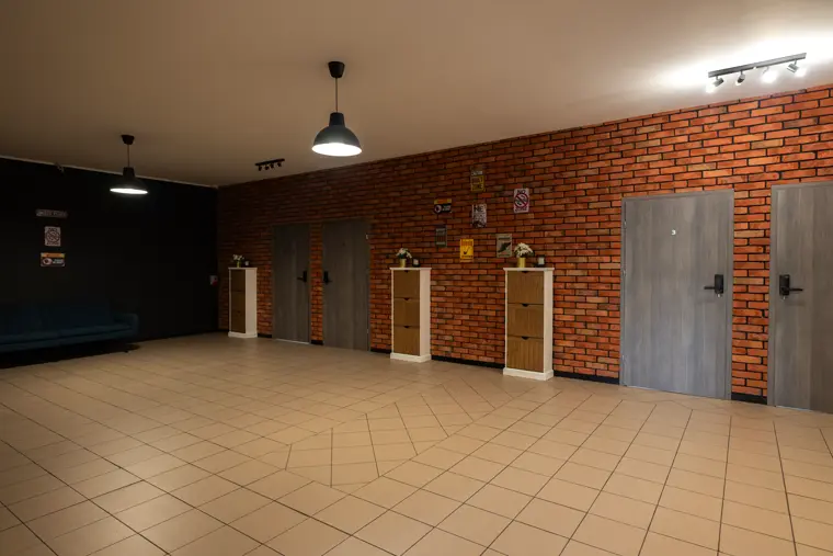 Przestronny hol z drzwiami do pokoi