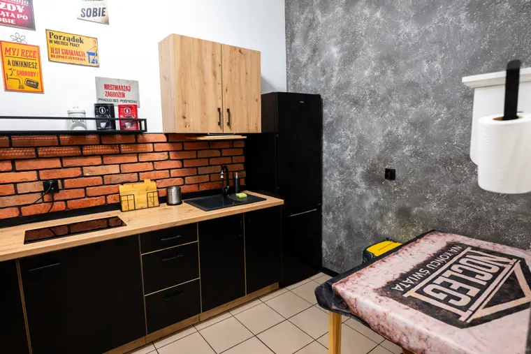 Blat kuchenny z mikrofalówką i czajnikiem