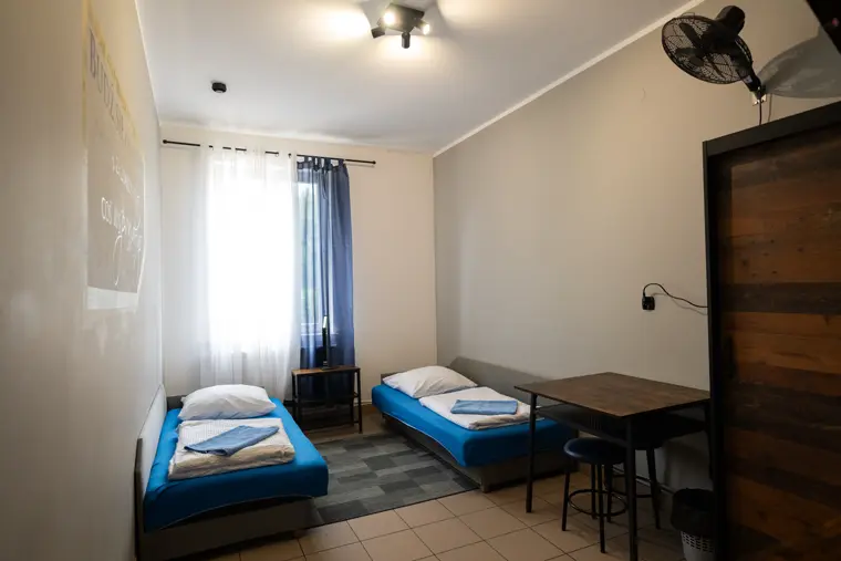 Pokój dwuosobowy ze stolikiem przy oknie