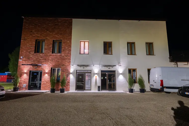 Budynek nocą w świetle lamp